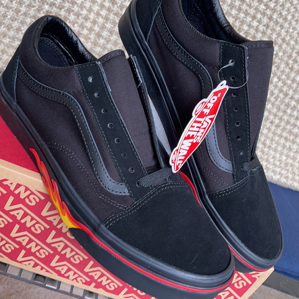 Vans Men’s Old Skool
(Flame Wall) Black/Black
VN0A38G1Q8Q
Sneakers - Picture 9 of 16